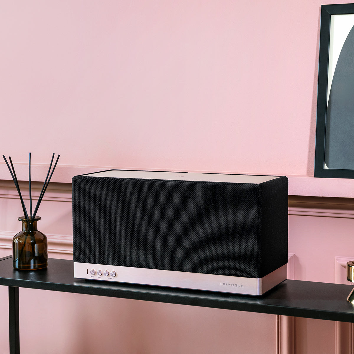triangle-hifi-enceinte-aio3-enceinte-tout-en-un-bluetooth-wifi-AIO-noir-picture-lifestyle