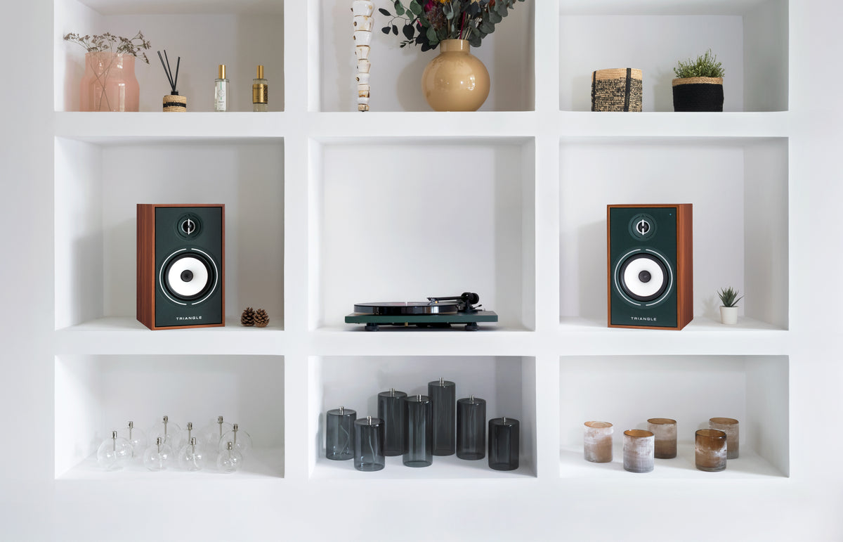 Enceintes Triangle et platine vinyle dans un grand salon
